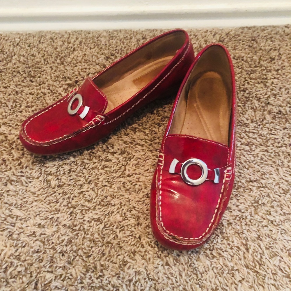 Re-Posh Naturalizer Woman’s Gabina loafer shoe